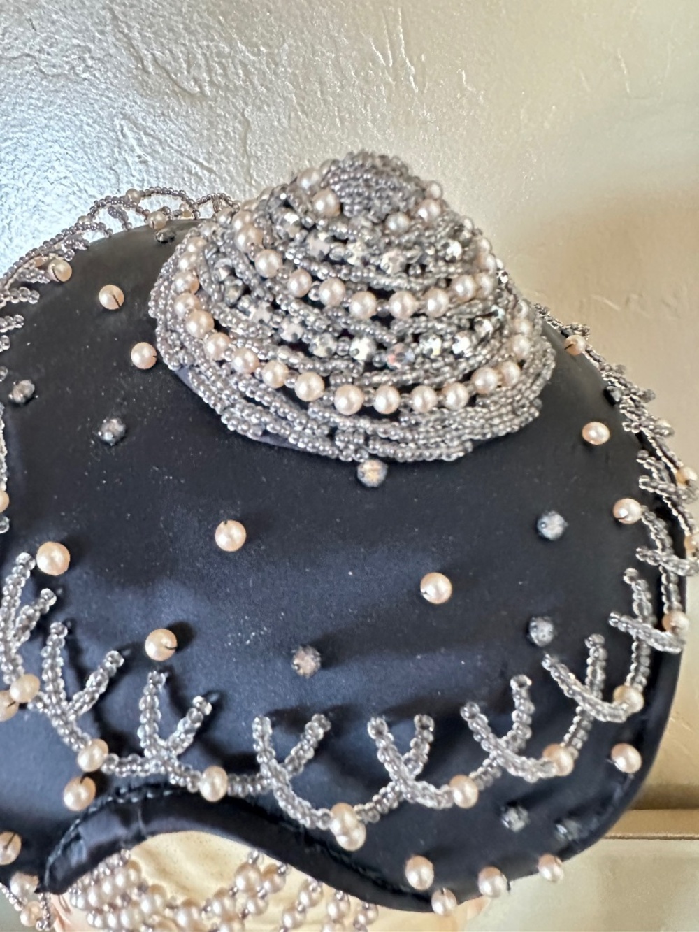 SENSATIONAL 1950s' BLACK SIAMESE STYLE FABRIC COCKTAIL HAT + BEADING/PEARLS - Picture 3 of 14
